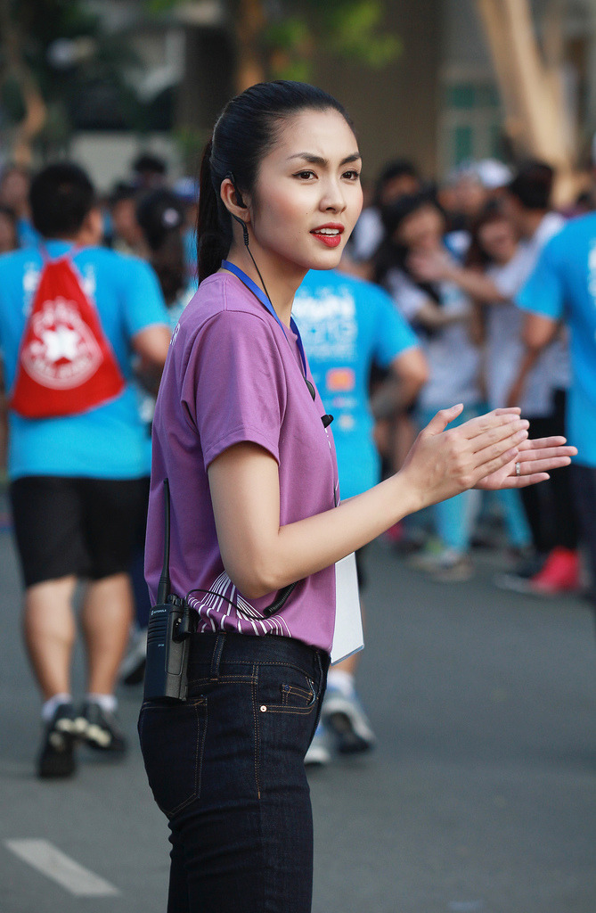 美女的伸到屁股眼里面